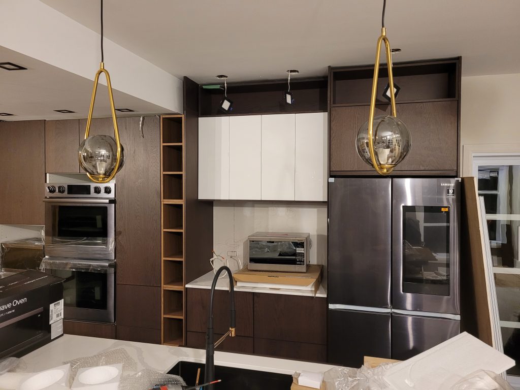 Agrandissement de maison et cuisine de luxe à aire ouverte à Brossard par Design B Home.