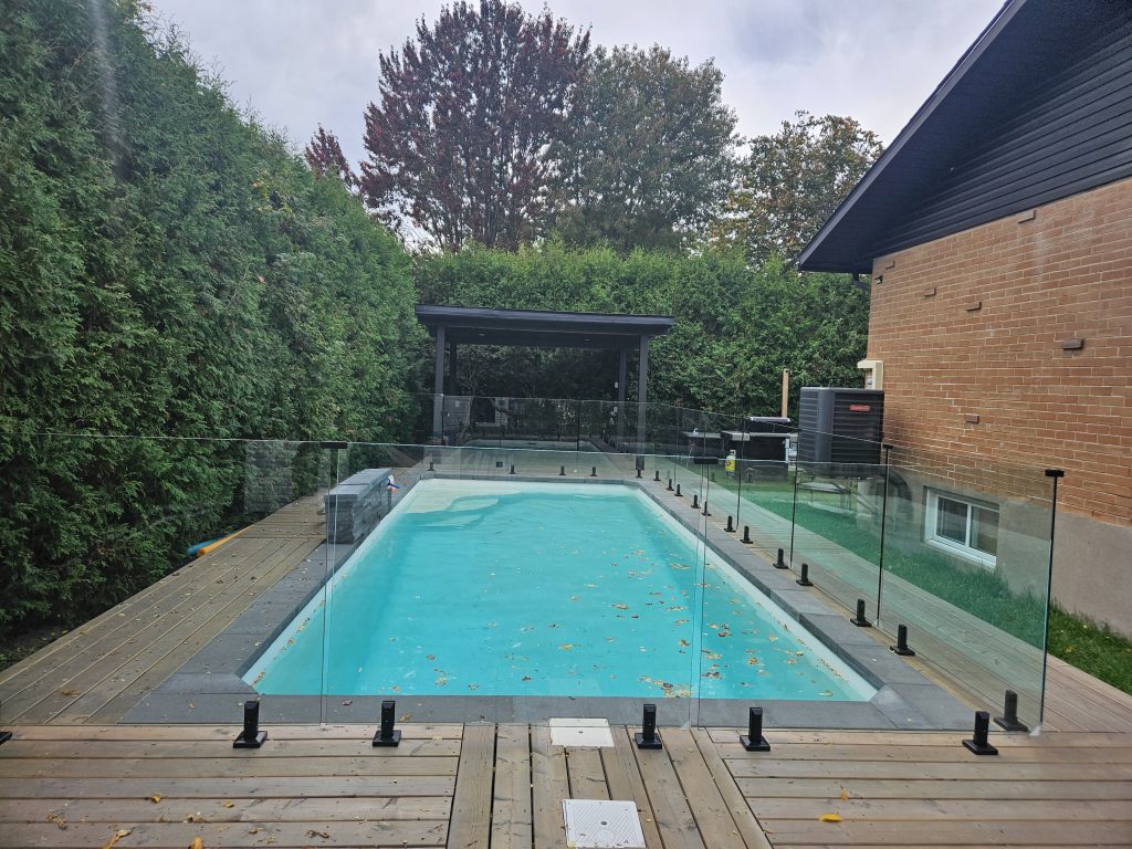 Construction de terrasse en bois, en composite, pergola sur mesure et aménagement paysager haut de gamme sur la Rive-Sud par Design B Home.