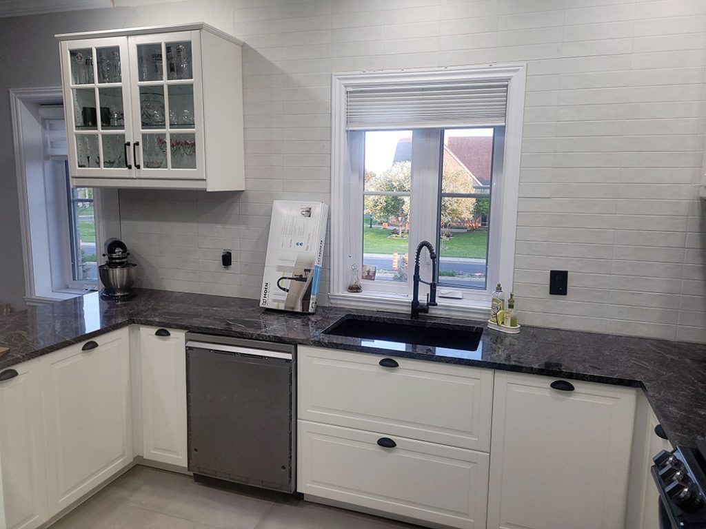 Rénovation de cuisine moderne avec îlot central et quartz, réalisation Design B Home Rive-Sud