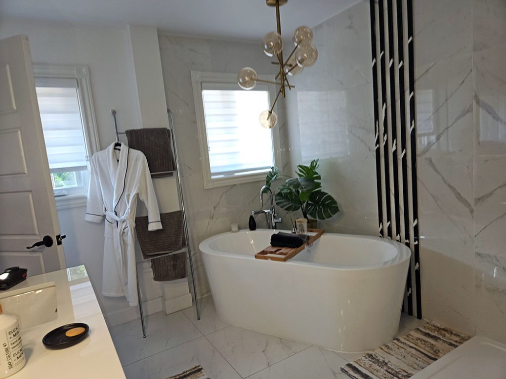 Design de salle de bain luxueuse avec bain autoportant et marbre par Design B Home.